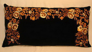 coussin velours noir broderie ancienne decor floral jaune bulgarie